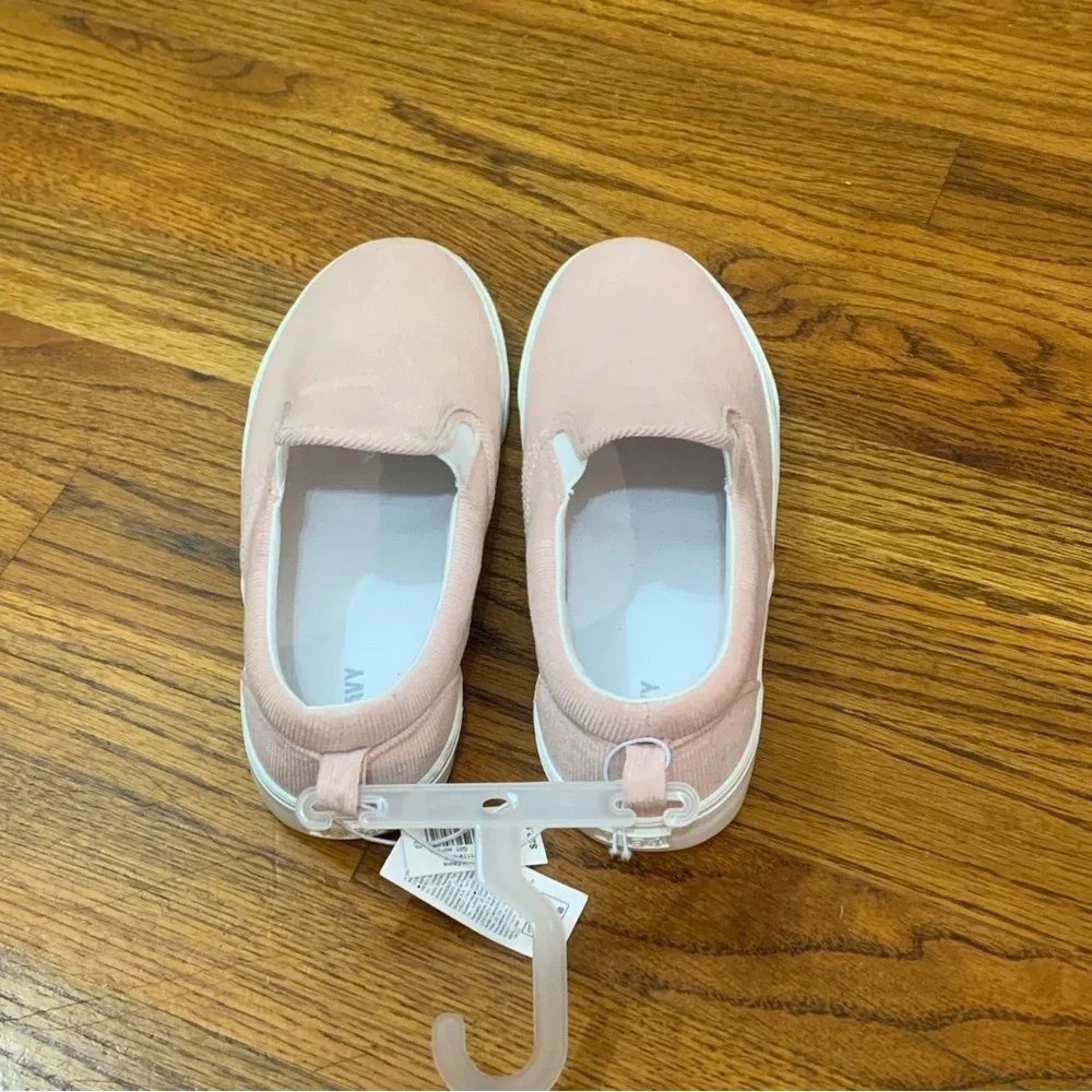Old Navy Chambray Slip-On Sneaker Shoes NWT Girls Size 4 Smoke Free Home